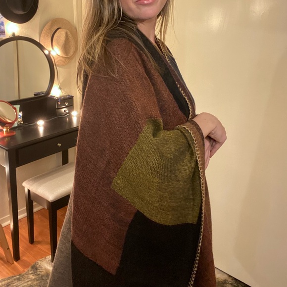 Multicolor poncho/shawl/cape like new and reversible! - Picture 15 of 16
